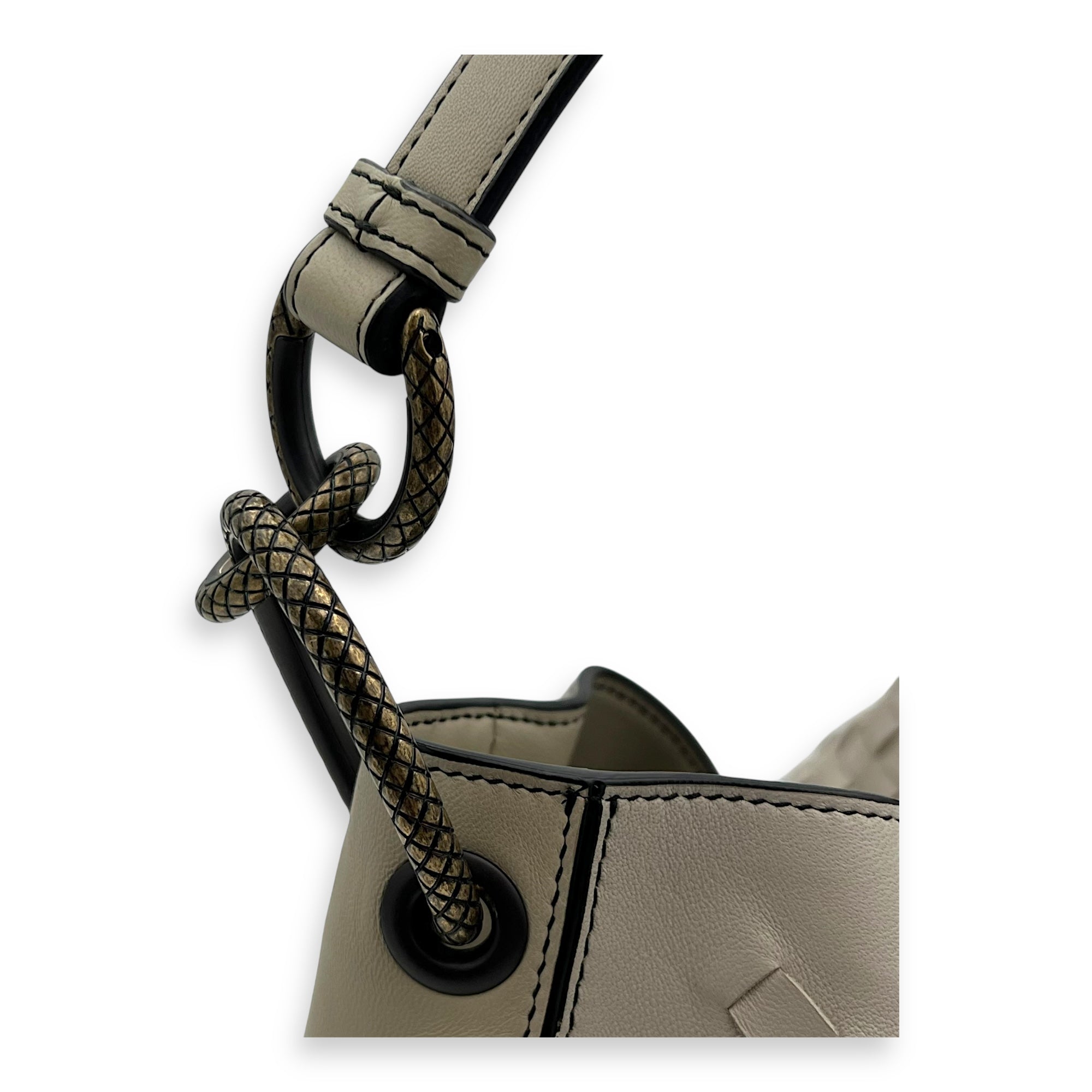 Intrecciato Shoulder Bag White in Lambskin, Gunmetal hardware - Image 8